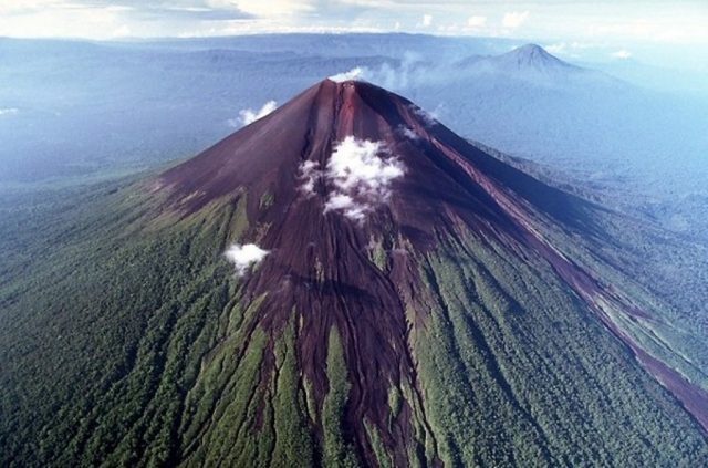pemandangan gunung berapi nyiragongo