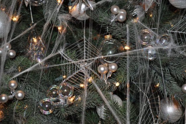 menghiasi pohon Natal jaring laba laba