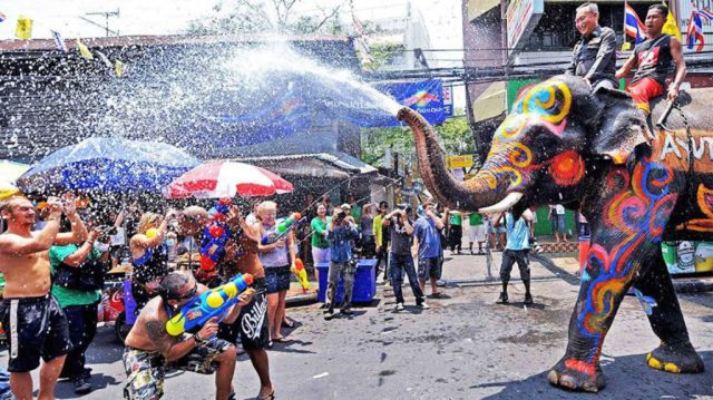 gajah festival air songkran thailand