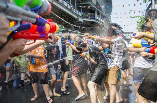 perayaan festival air songkran thailand