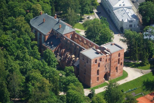 mengunjungi katedral toomemae tartu estonia