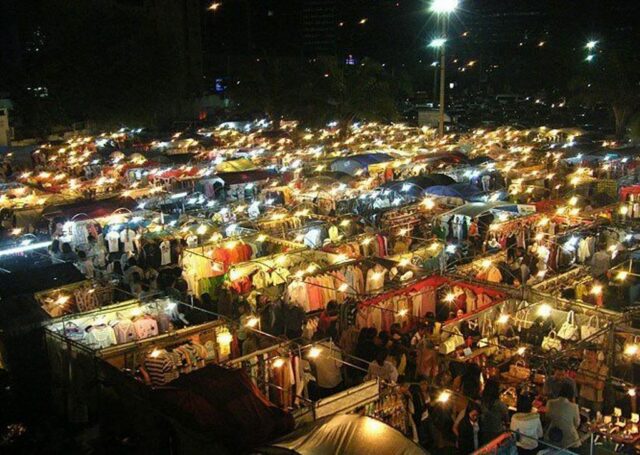 saphan phut pasar malam di bangkok