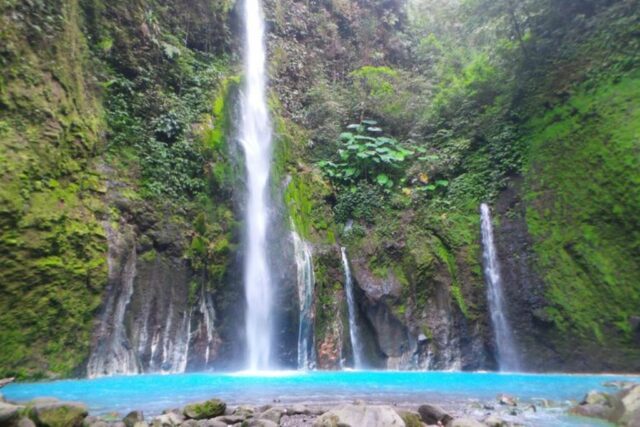 air terjun dua warna terindah di indonesia