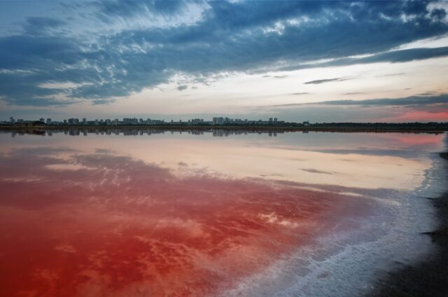 danau atanasovsko berwarna merah jambu