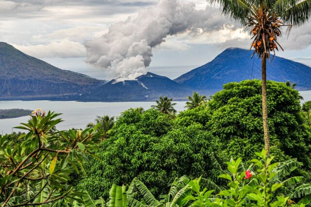 gunung tavurvur tempat indah di papua nugini