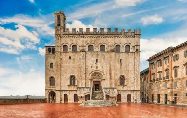 palazzo dei consoli destinasi wisata di italia yang sepi