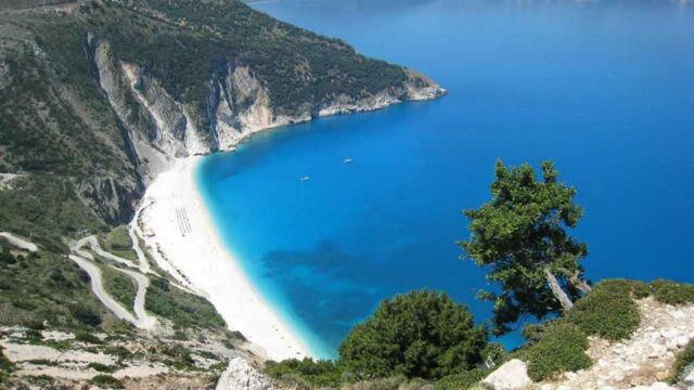 pantai myrtos yang mirip hawaii di eropa