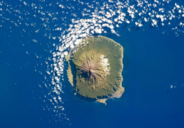 pulau paling terpencil tristan da cunha