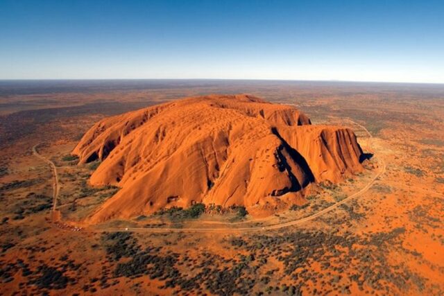 uluru batuan terbesar