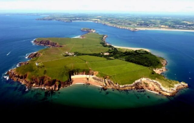 pulau caldey pulau suci di inggris