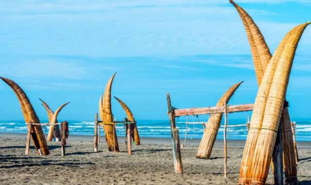 pantai huanchaco terindah di peru