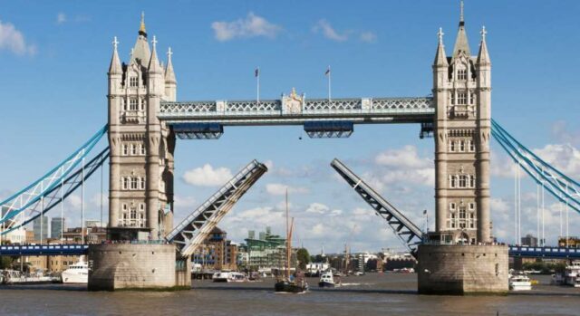 jembatan tower bridge inggris diangkat